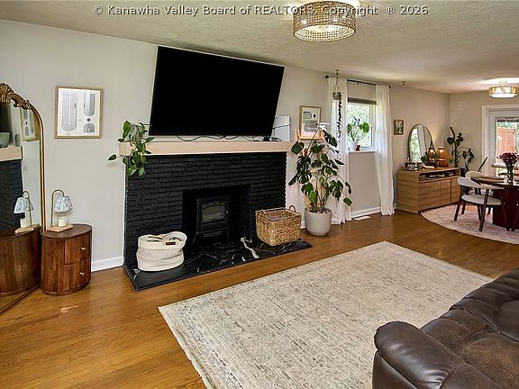 3rd image of 106 Sheridan Cir