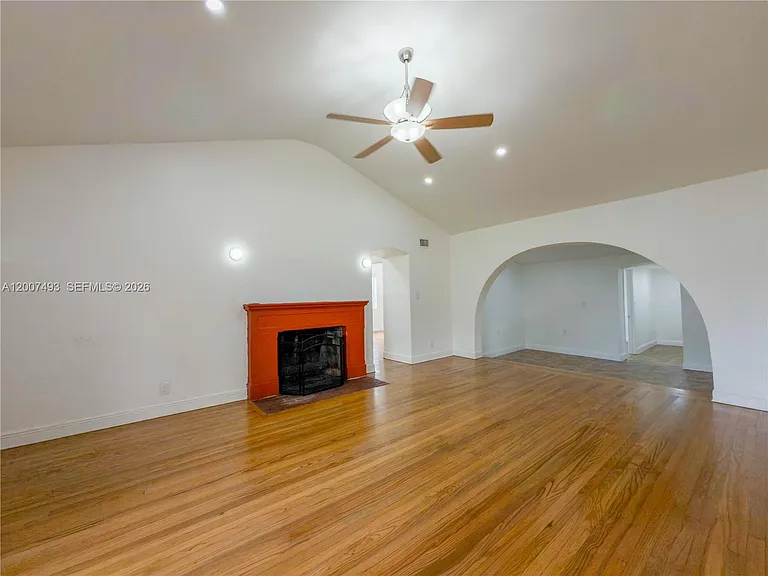 410 Pinecrest Dr — Photo 3