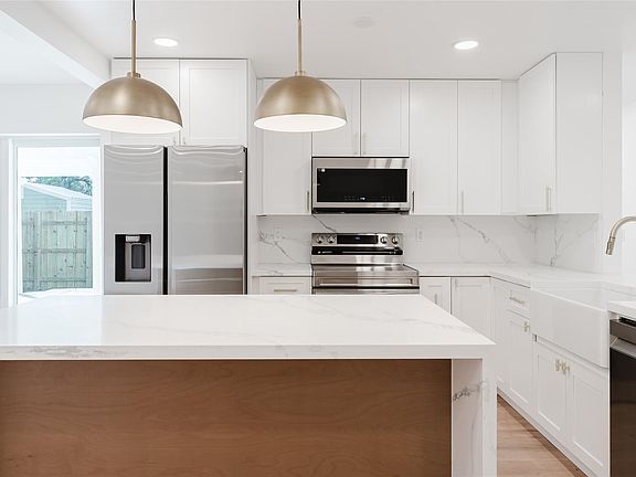 4th image of 1580 SW 32nd Court
