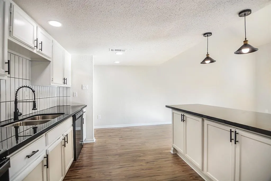 2 bed, 1070 sqft, $1,800 — Photo 4