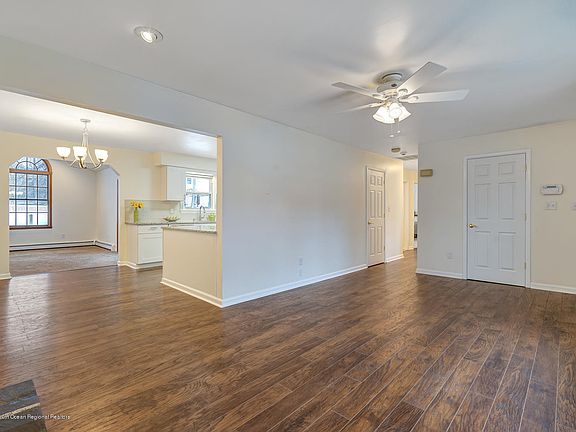 3rd image of 924 Mizzen Ave