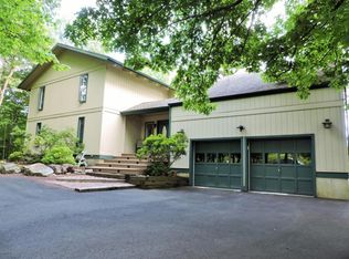 3584 High Crest Rd, Canadensis, PA 18325