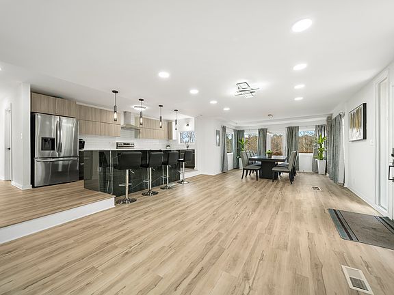 5th image of 325 Russell Rd