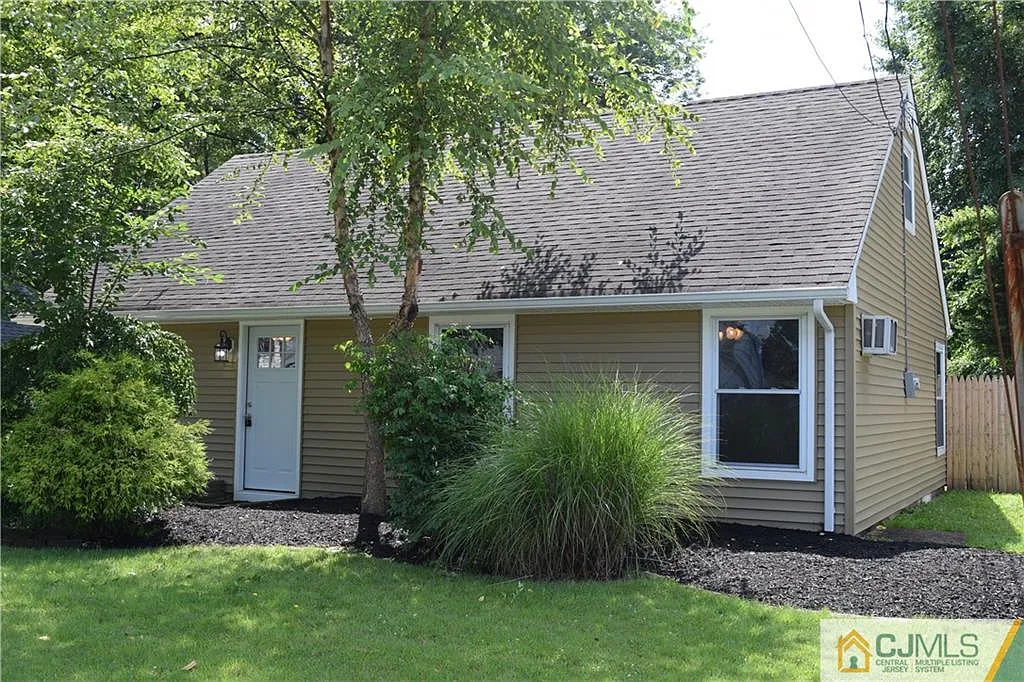 18 Mercury Rd photo 1