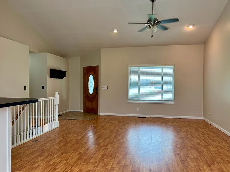 2124 N Ridgewood Dr — Photo 6
