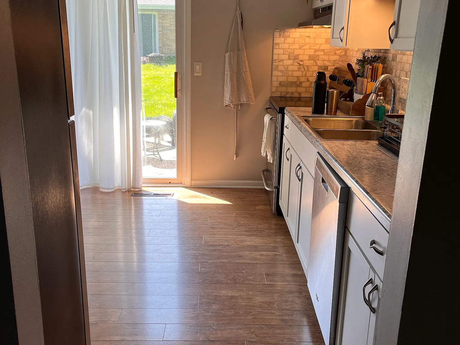 2 bed, 1100 sqft, $1,600 — Photo 2