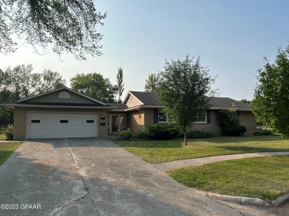 350 Cherry St, Grafton, ND 58237