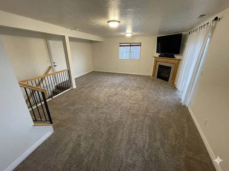 4028 E Clark Cir — Photo 4
