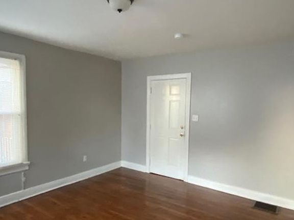 416 E Churchwell-Livingroom 3_11172021