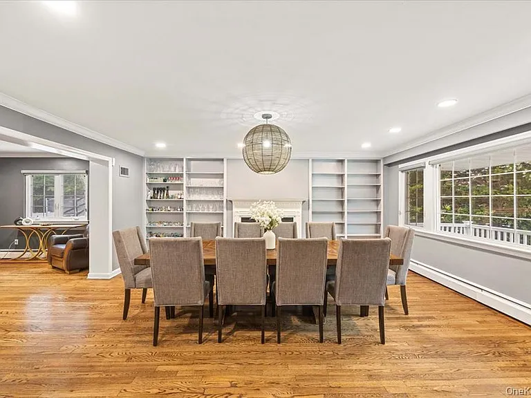 1127 Fordham Ln — Photo 15