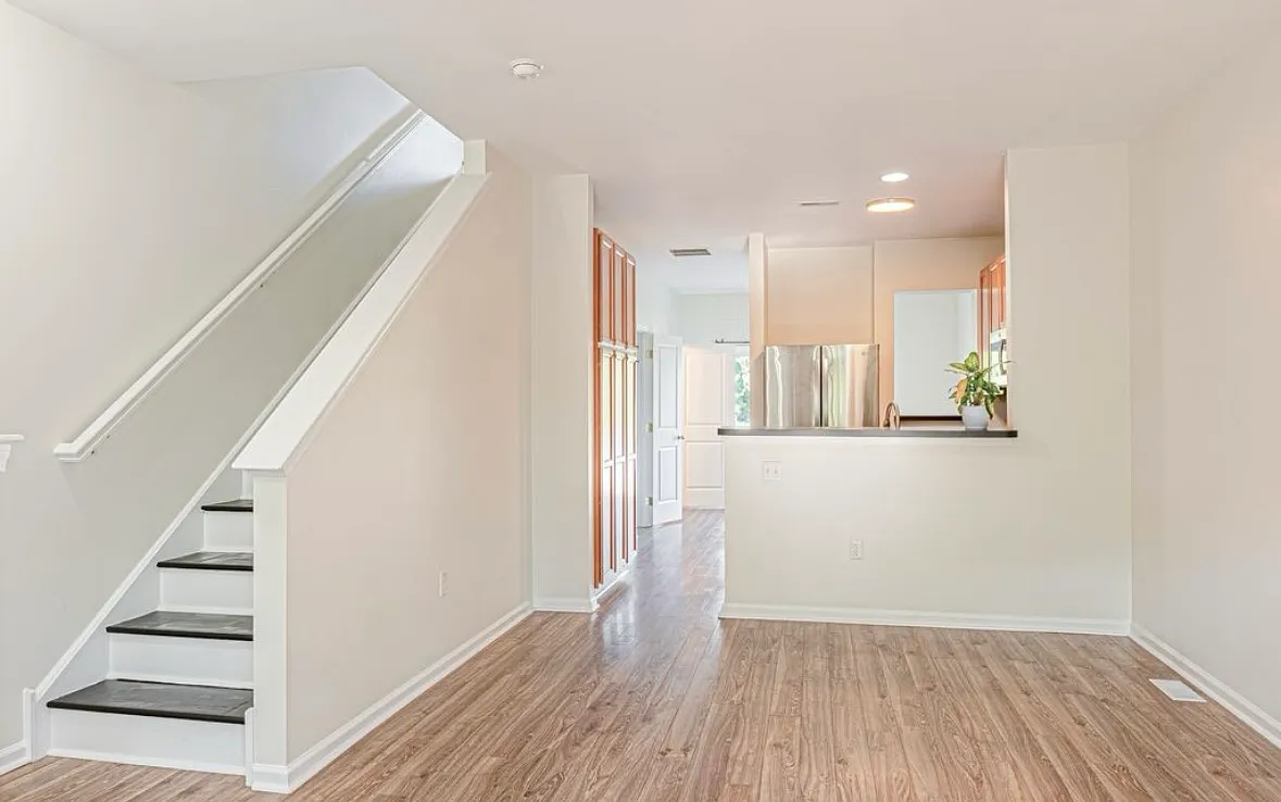 3 bed, 1256 sqft, $3,000 — Photo 4