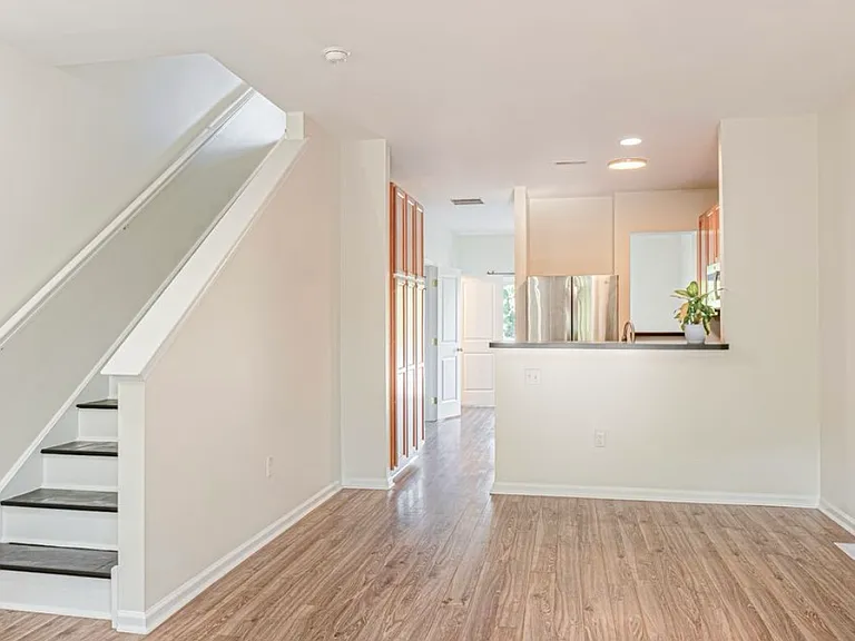 48 S Poplar St — Photo 4