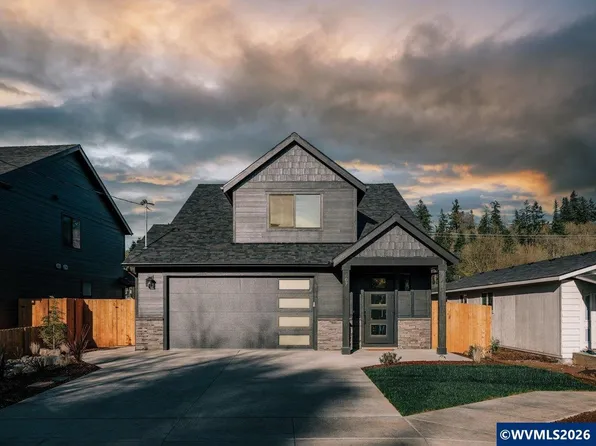 407 S 1st St, Silverton, OR 97381