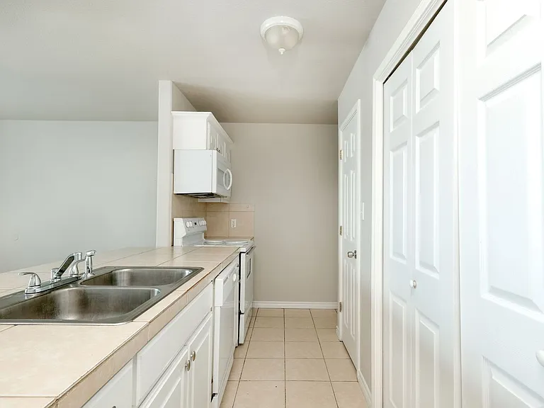 107 Castleberry Ct — Photo 8