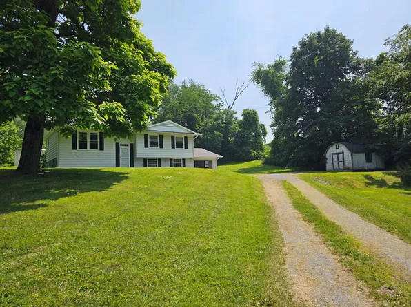 208 Drews Ln, Cedar Bluff, VA 24609