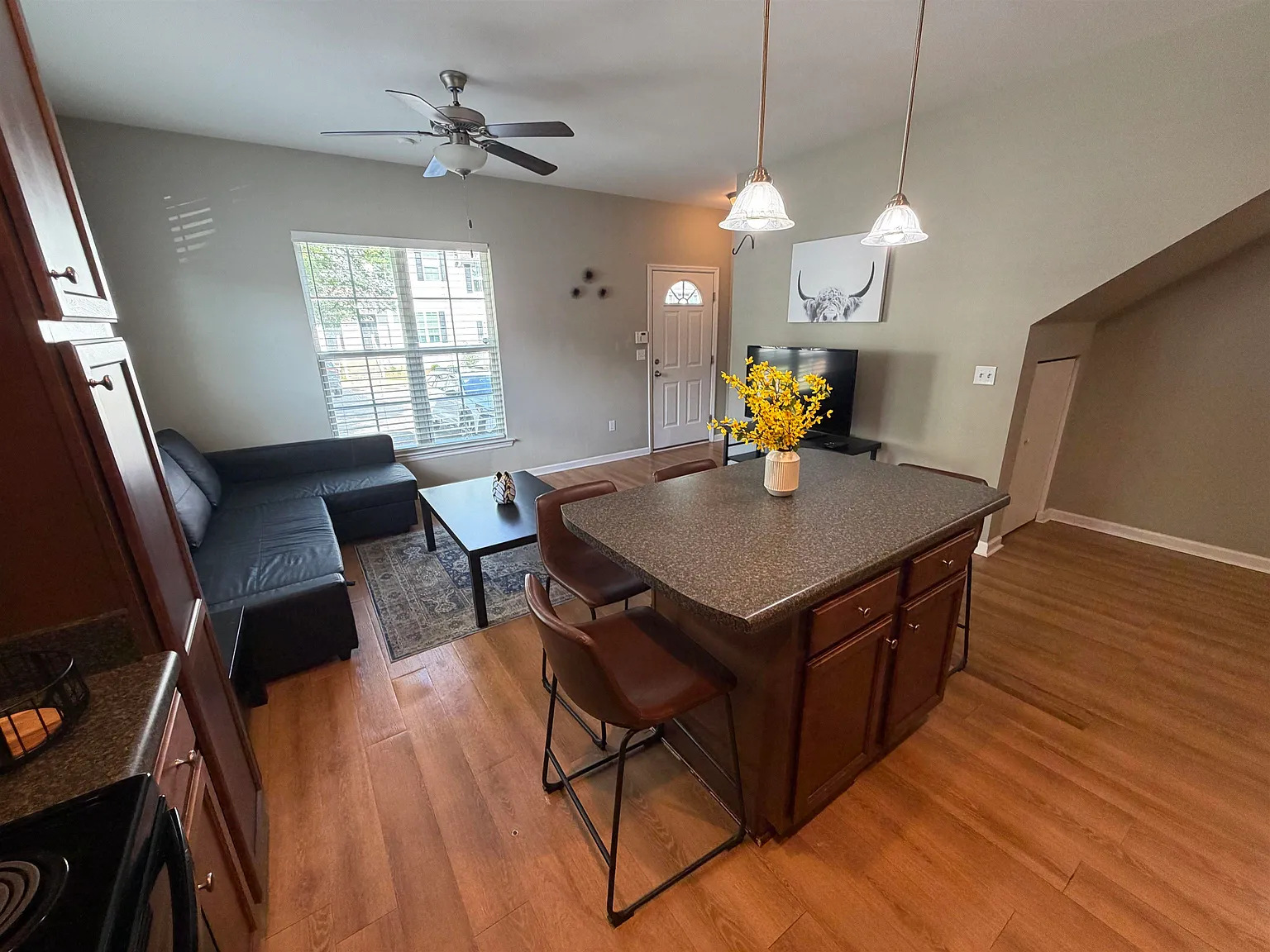 3 bed, 1240 sqft, $2,500 — Photo 4