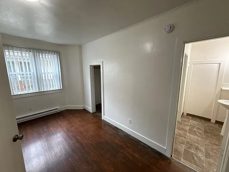633 Thompson Ave NE — Photo 9