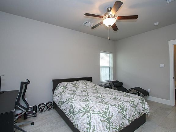 4th image of 833 Wakefield Dr #A