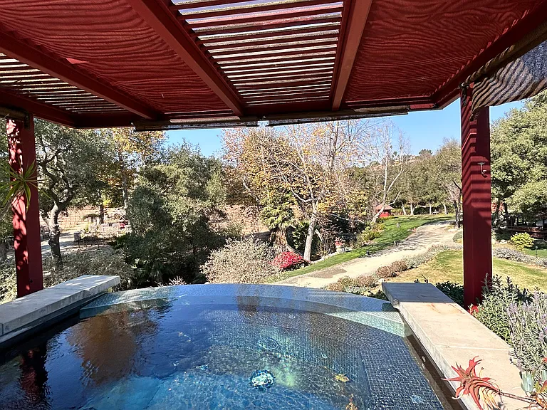 spa/jacuzzi with infinity edge