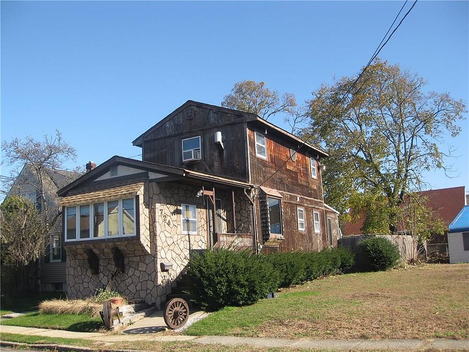 2nd image of 724 Hanson Ave