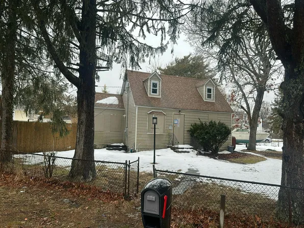 55 Manor Dr, Shirley, NY 11967