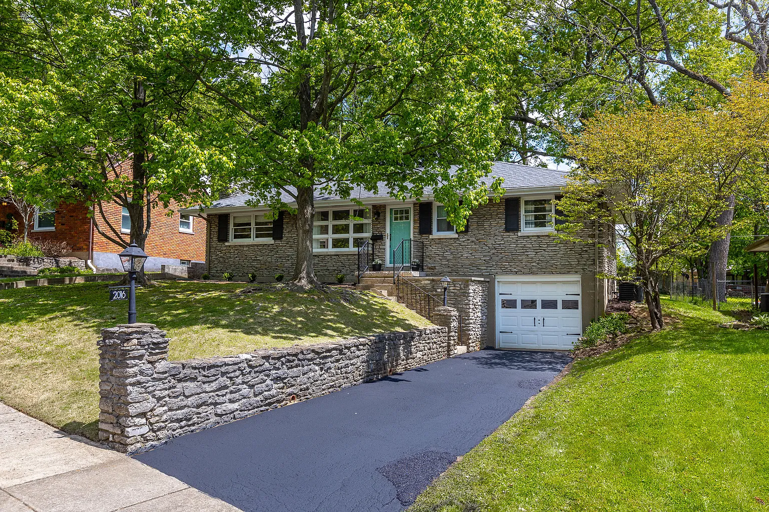 2016 Carol Ln photo 1