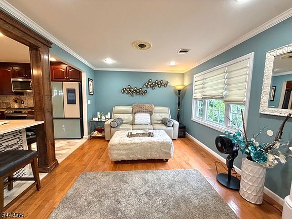 3rd image of 525 Quinton Ave