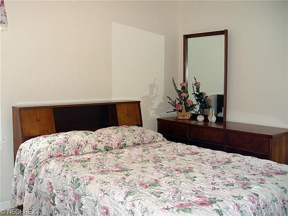 5th image of 408 E 326th St
