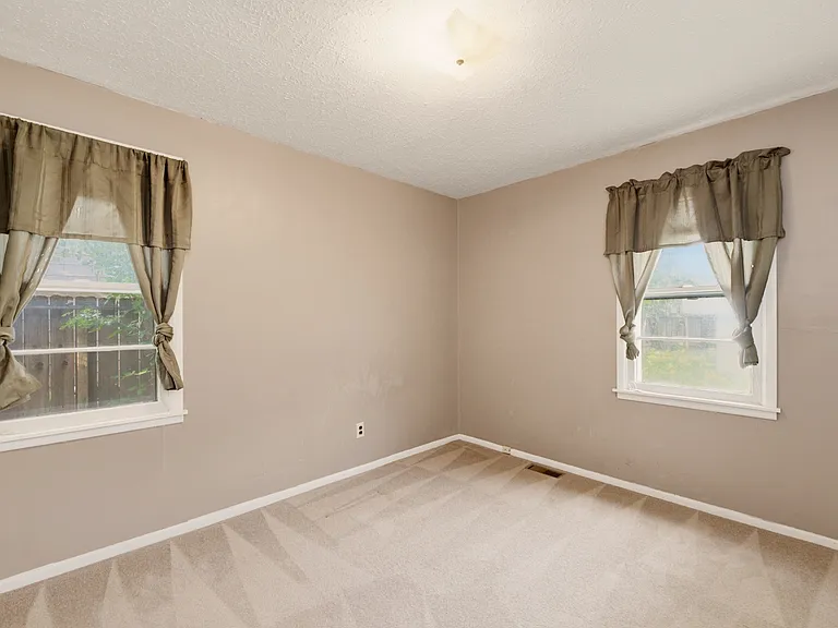 4533 S Oak Ave — Photo 7