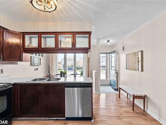 4th image of 28 Charleson Dr