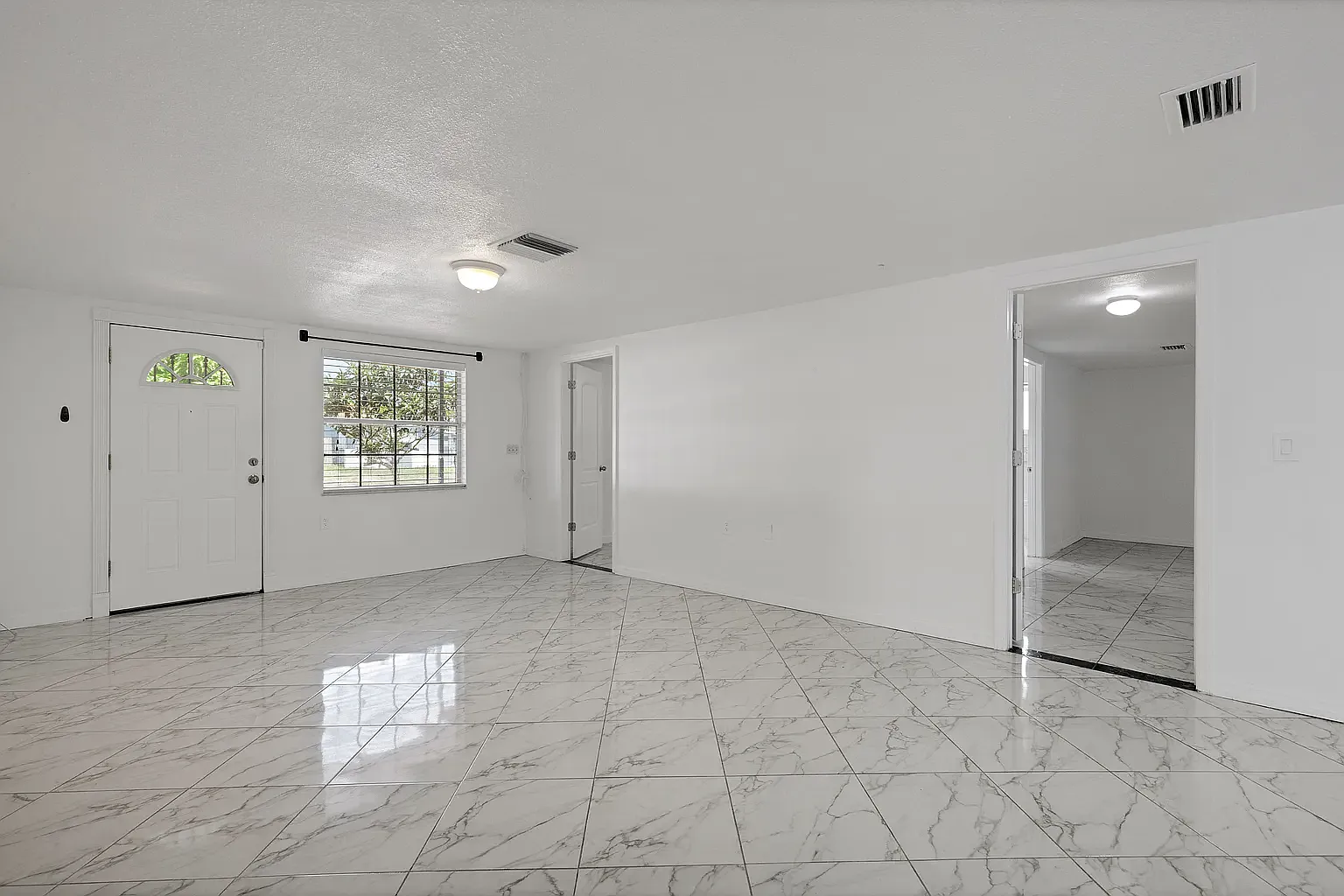 3 bed, 1896 sqft, $2,995 — Photo 4