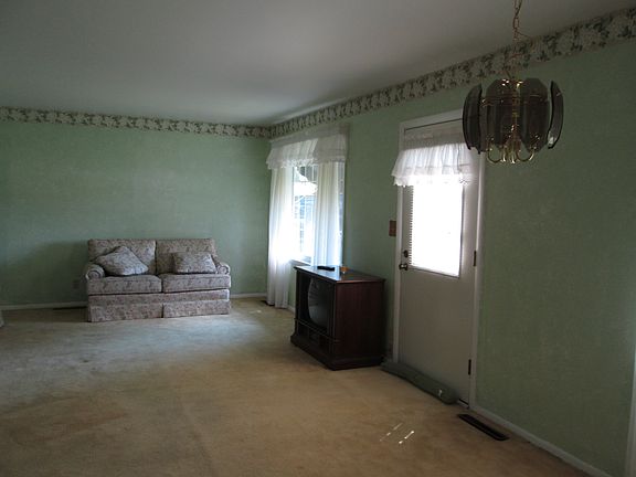 Living room (now white)