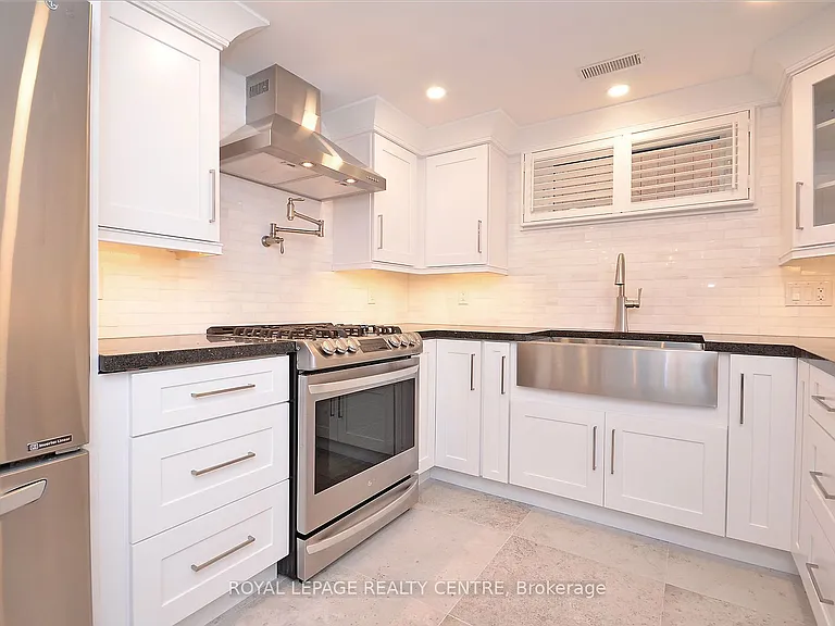 326 Slade Cres #LOWER — Photo 10