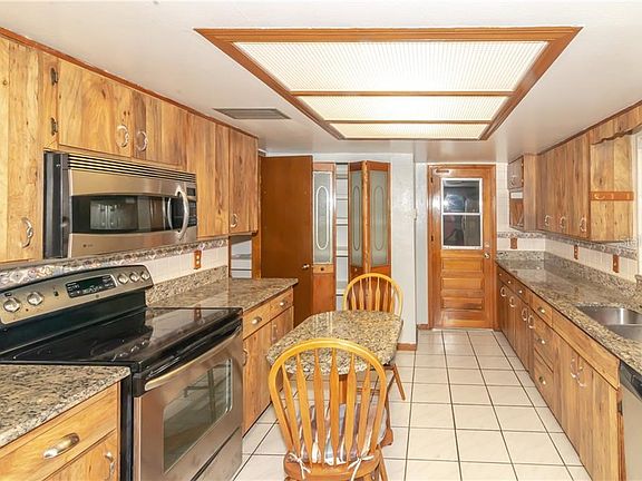 4th image of 218 E Carroll St