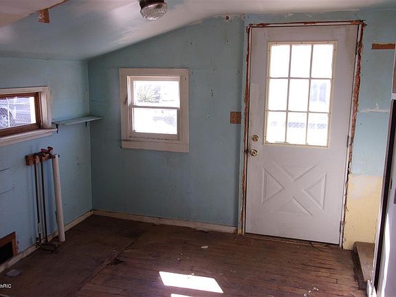 4th image of 222 N Wilmott St