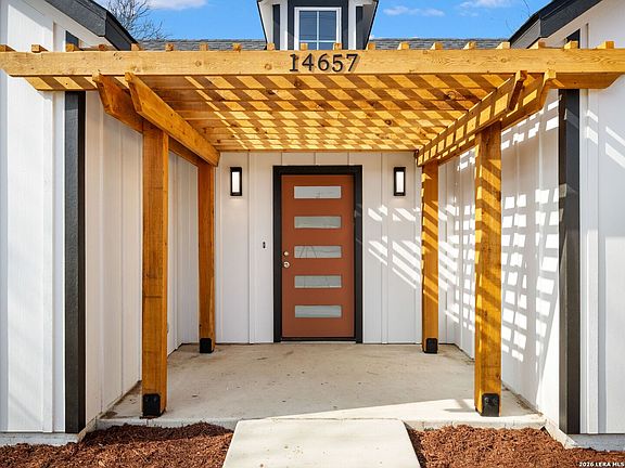 4th image of 14657 Main St