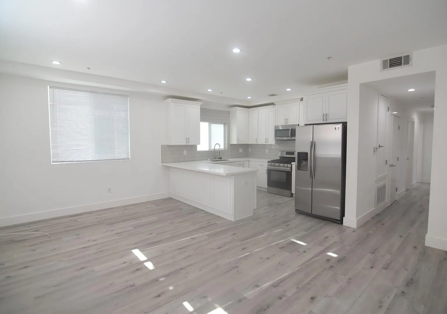 7129 S La Cienega Blvd — Photo 1