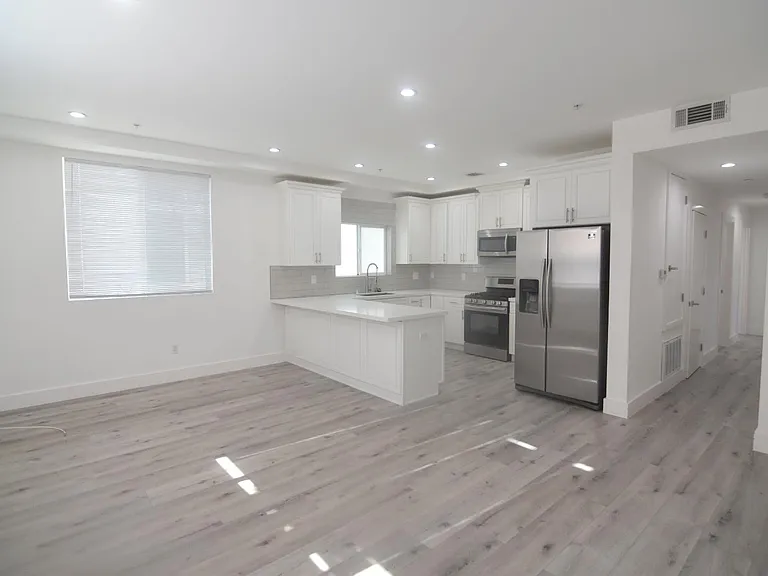 7129 S La Cienega Blvd — Photo 1