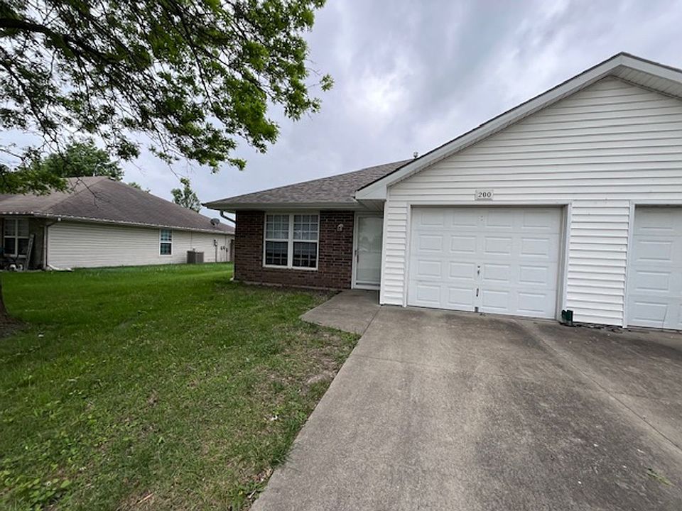 1st image of 200-202 NW Parker Dr