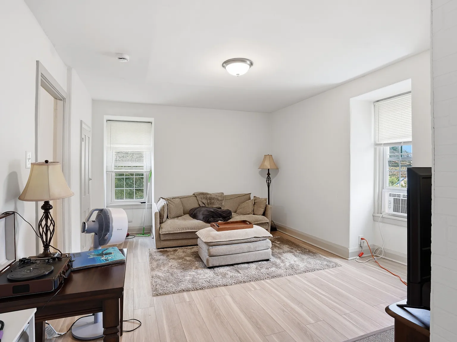 2 bed, 950 sqft, $2,350 — Photo 3