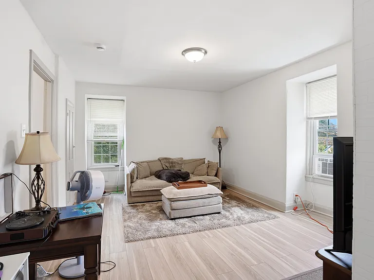 100 Potter St #6 — Photo 3