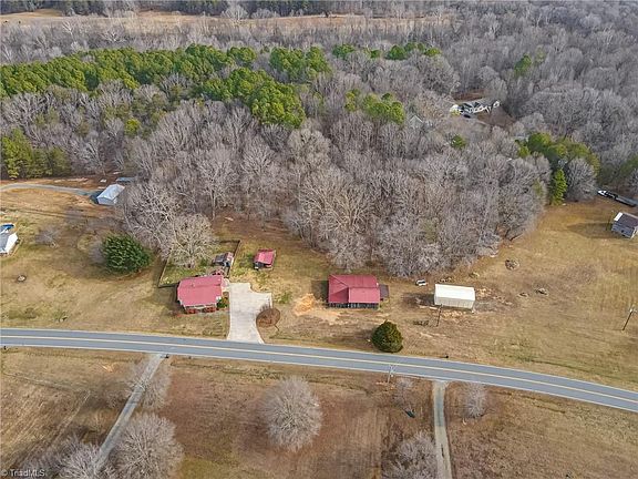 4th image of 1182 Rosebud Rd