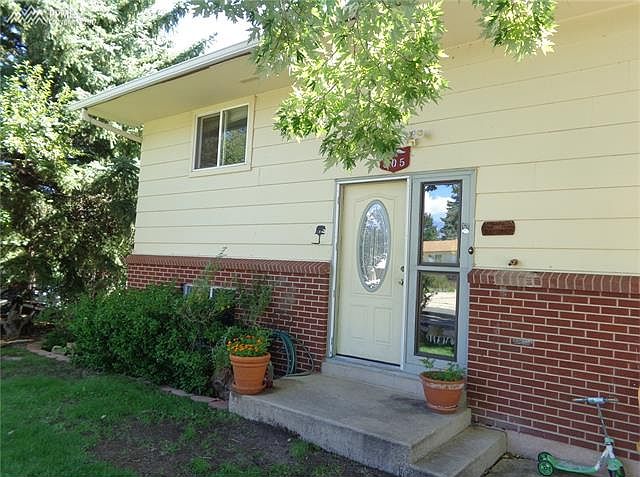 1st image of 805 Potter Dr