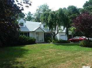 29 Pine Cone Ln, Islandia, NY 11749