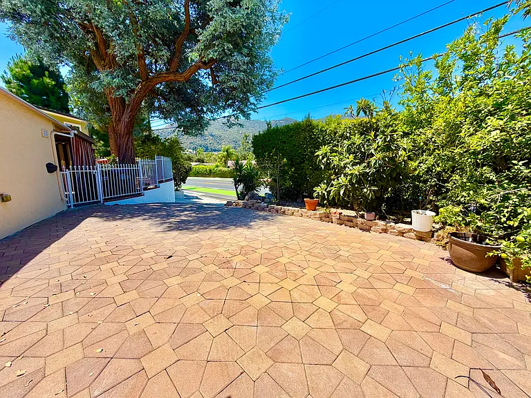 3774 La Crescenta Ave — Photo 35