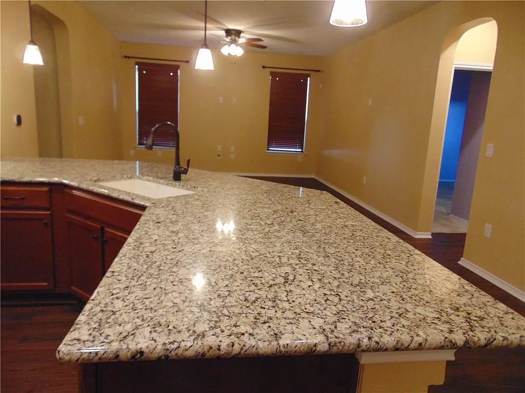 3 bed, 2.0 bath, 1647 sqft, $2,095 — Photo 4
