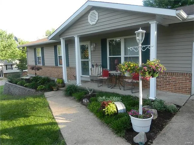 120 Willow Dr photo 1