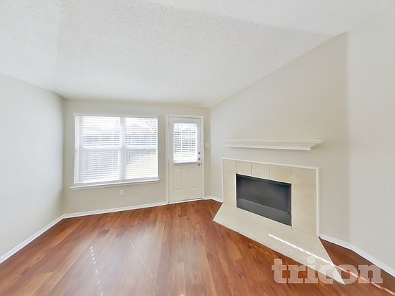 3rd image of 1009 Ridge Top Dr
