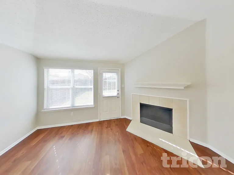 1009 Ridge Top Dr — Photo 3