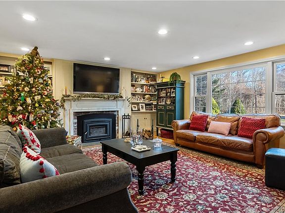 4th image of 63 Cindyann Dr